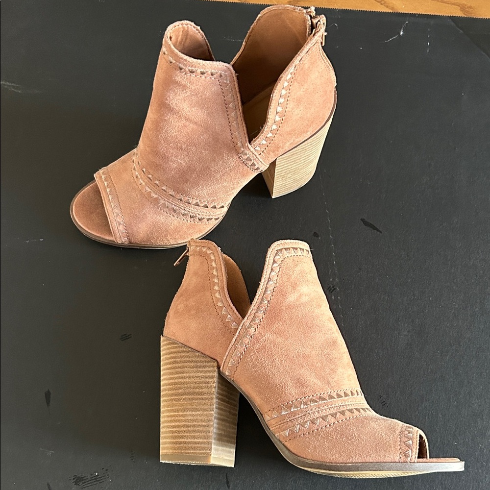 Open toed bootie heel